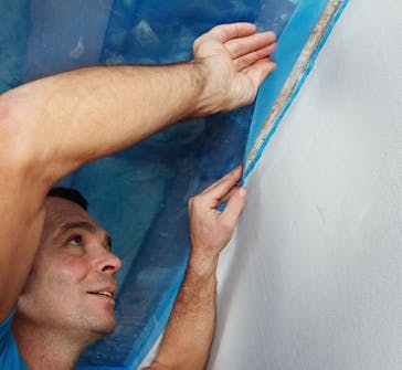 Gipsa tak: När hela våden är på plats trycks kanten in i limmet Gipsa tak: När hela våden är på plats trycks kanten in i limmet